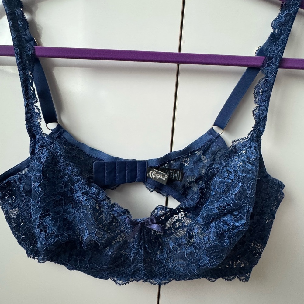Lace Underwire Bra in Navy Blue. NWOT